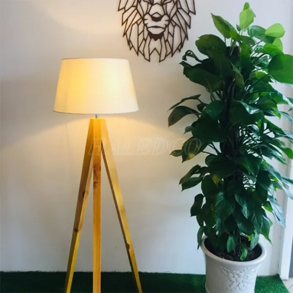 đèn cây góc tường